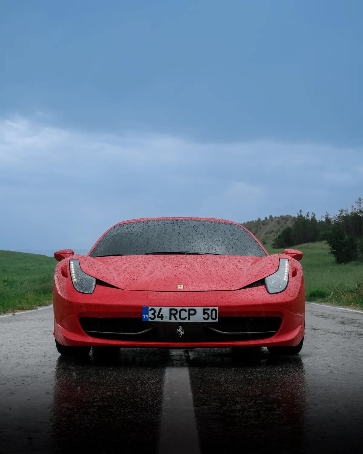 Ara Motors için yağmurda kırmızı Ferrari otomotiv galeri çekimi