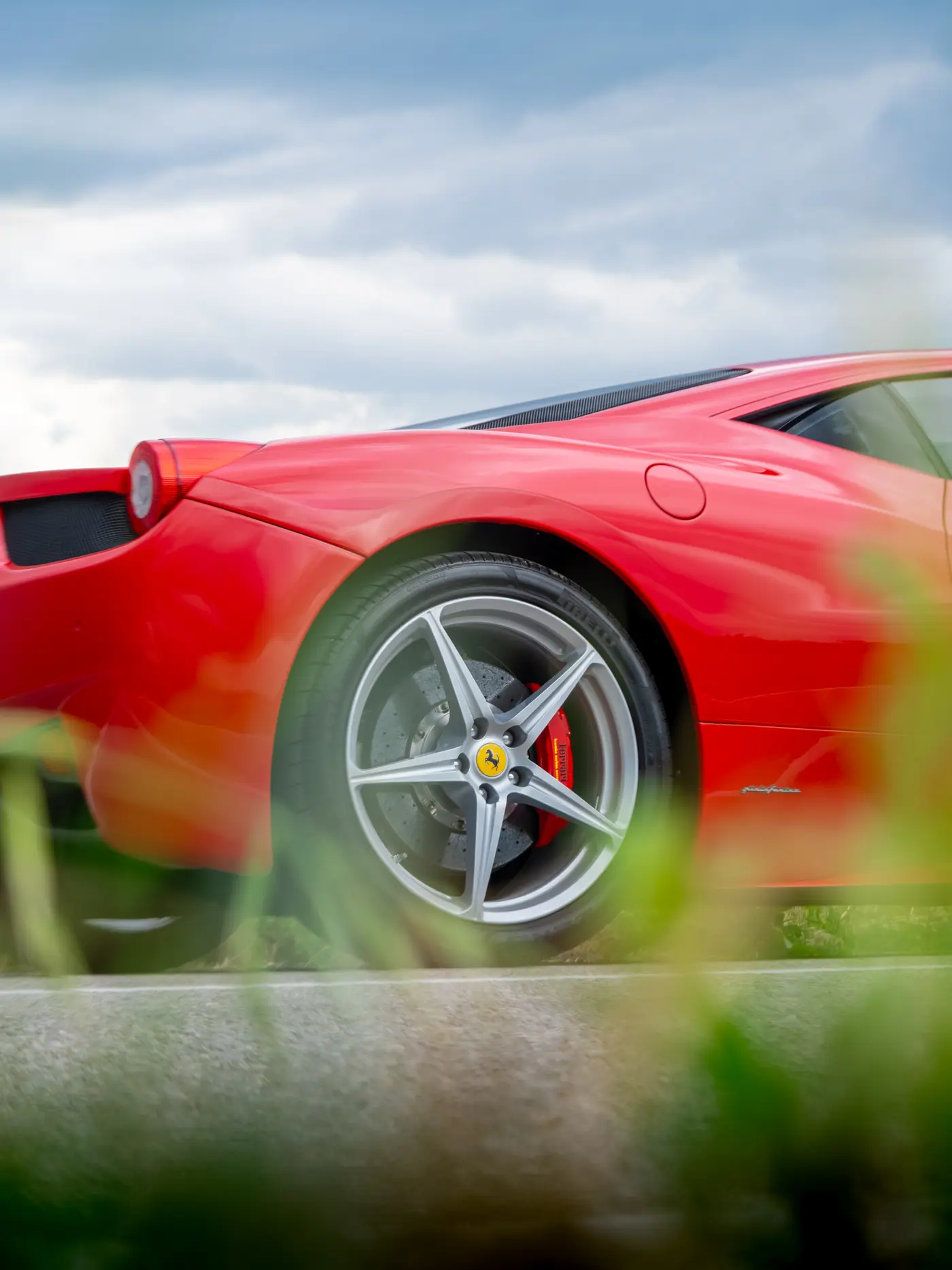 Kırmızı Ferrari yan gövde ve jant detayı