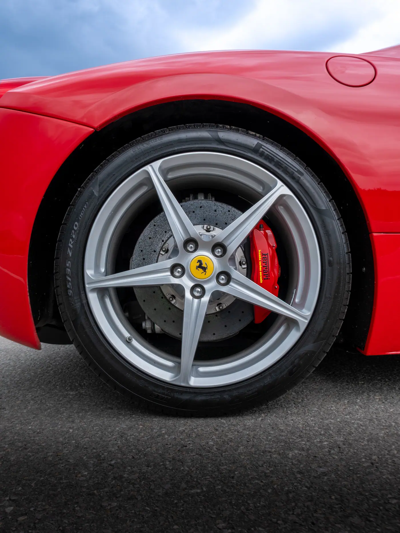 Ferrari jant ve fren detayı otomotiv çekimi