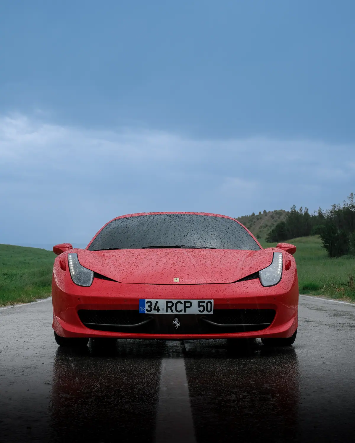 Ara Motors için yağmurda kırmızı Ferrari otomotiv galeri çekimi