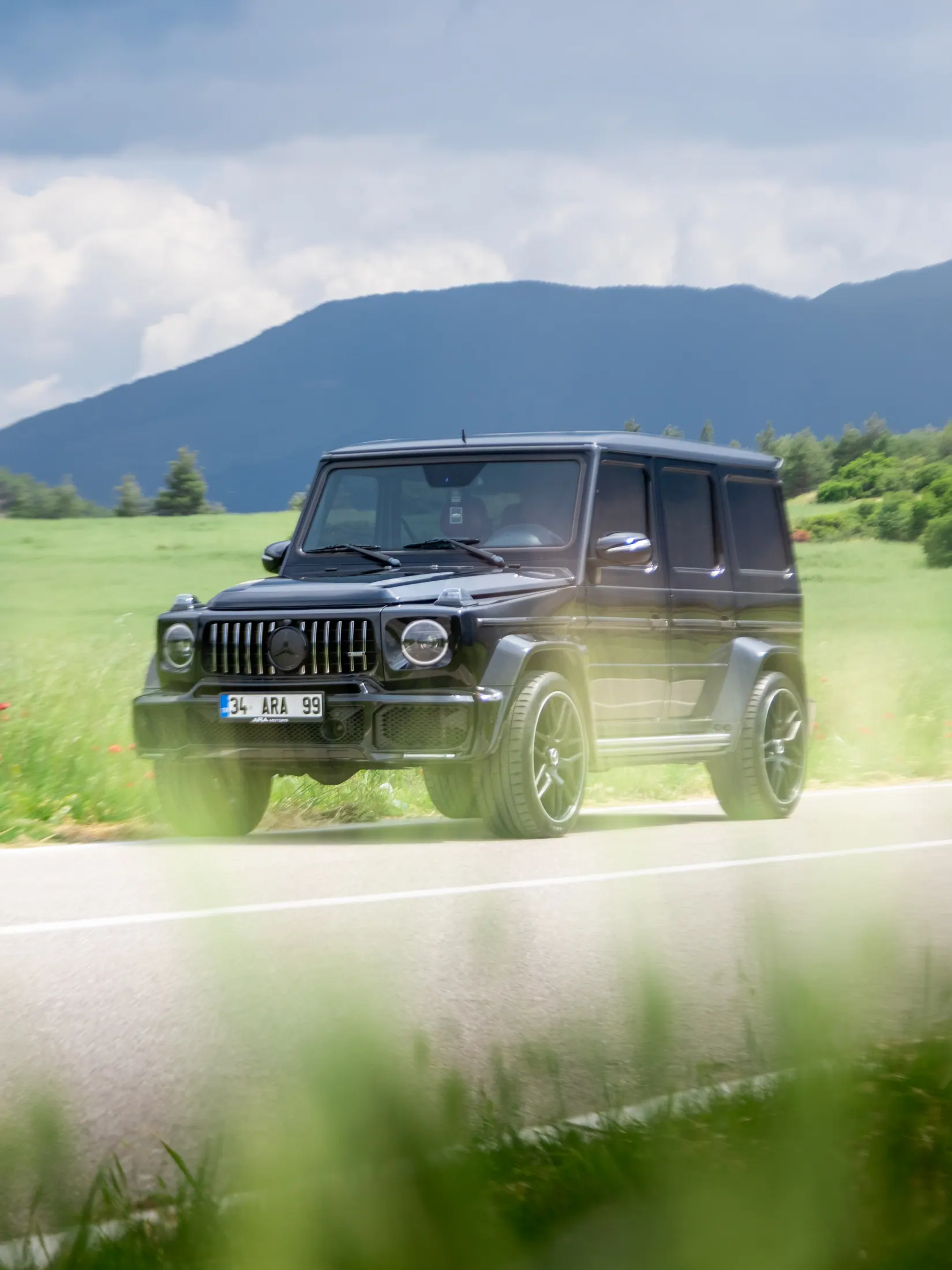 Ara Motors Mercedes G Serisi için dağ ve yol atmosferli geniş kadraj