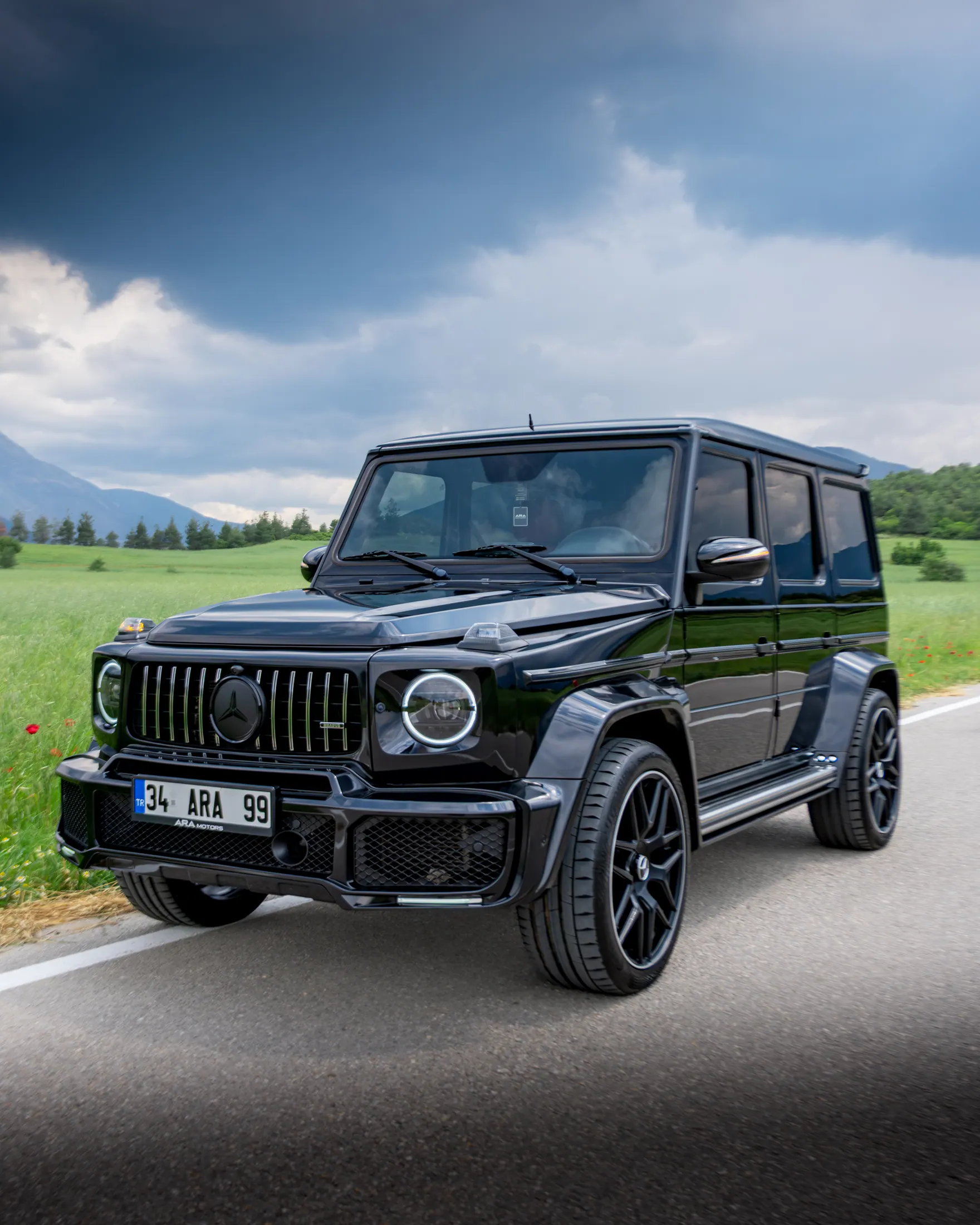 Ara Motors Mercedes G Serisi için dağ yolunda üç çeyrek otomotiv çekimi